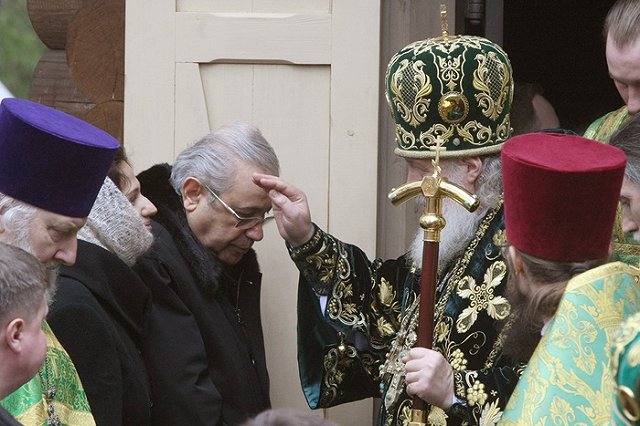 Евгений Петросян сыграл свадьбу с молодой помощницей