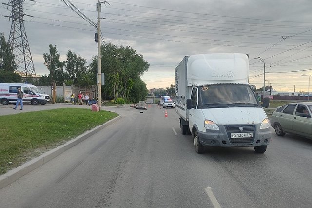 В Екатеринбурге мужчина упал с самоката на проезжую часть. Его сбили насмерть