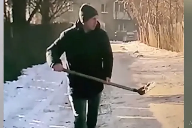 Во Втузгородке «народный мститель» подкинул кучу собачьих фекалий под дверь дома