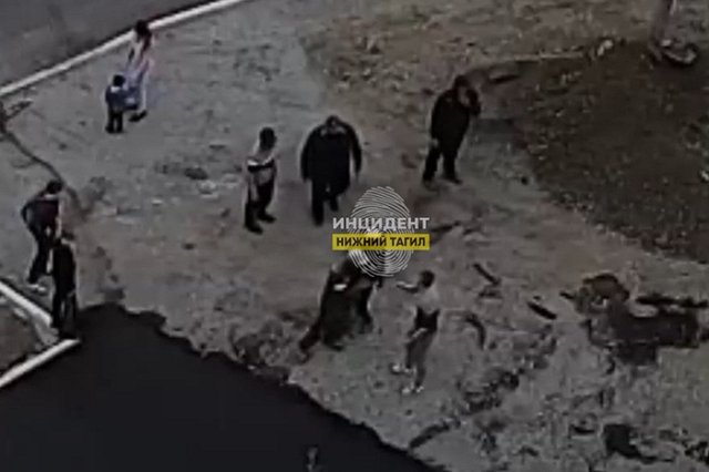 В Свердловской области дорожные рабочие побили прохожего, который испортил свежий асфальт