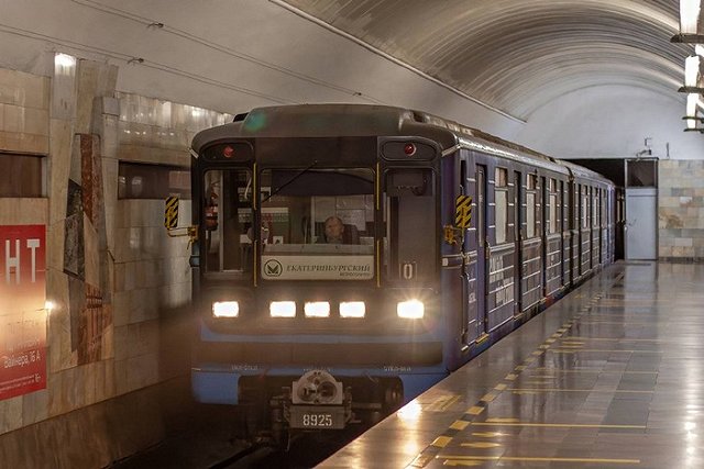 В екатеринбургском метро решили ещё на пару месяцев сохранить металлические жетоны