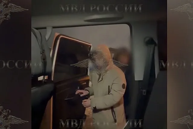 Курьера, ударившего ногой в лицо пенсионерку в Новосибирске, поместили в лечебницу