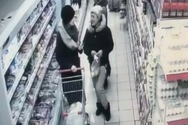 Гадалка сообщила свердловчанам о негативной энергии в деньгах и забрала их себе