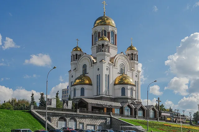 Огромная очередь выстроилась в субботу к храму в Екатеринбурге