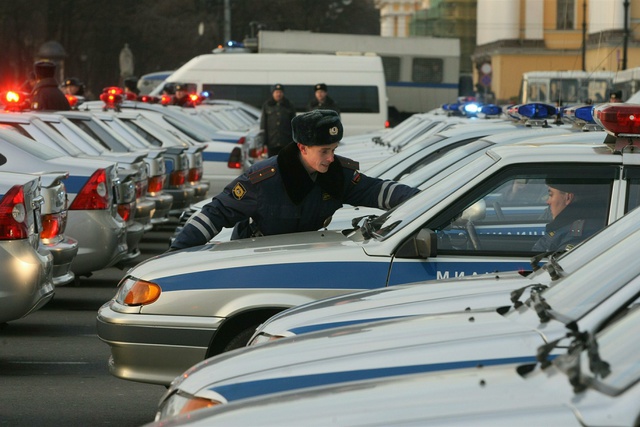 В отношении водителя, протащившего полицейского на капоте, возбуждено дело