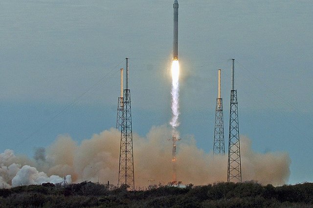 Ракета Falcon 9 с грузовиком Dragon взорвалась сразу после запуска