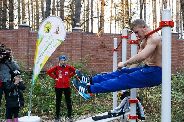 Заводовский и Шипулин открыли воркаут-площадку в микрорайоне Лечебный