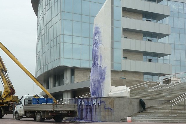 В Екатеринбурге осквернили памятник Ельцину