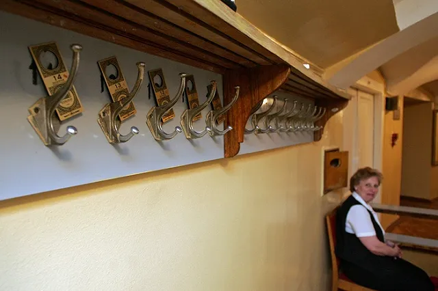 Директор 37 гимназии: «Платный гардероб — инициатива родителей школьников»