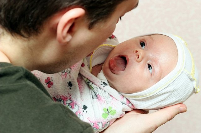 В Омской области врач-отоларинголог назвала ребенка дебилом за улыбку