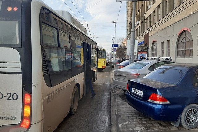Остановку «Дом Кино» на Малышева перенесли на нелегальную парковку на тротуаре