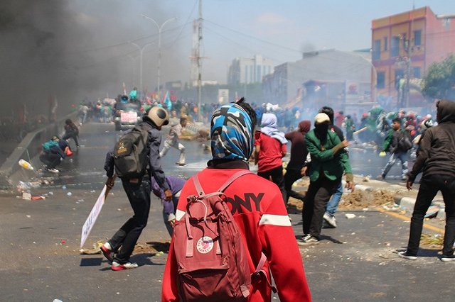 Психологи объяснили, почему подростки ходят на митинги
