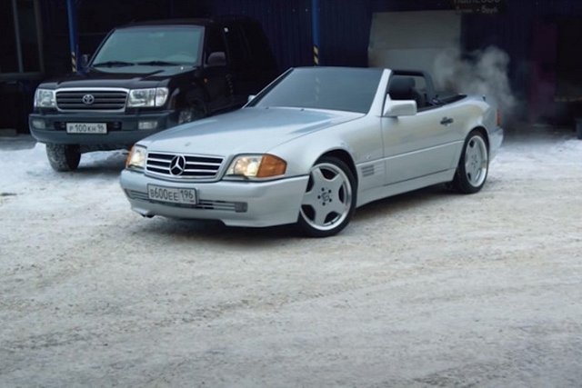 Московские блогеры прокатились в Екатеринбурге на раритетном кабриолете в минус 28