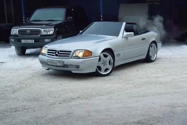 Московские блогеры прокатились в Екатеринбурге на раритетном кабриолете в минус 28