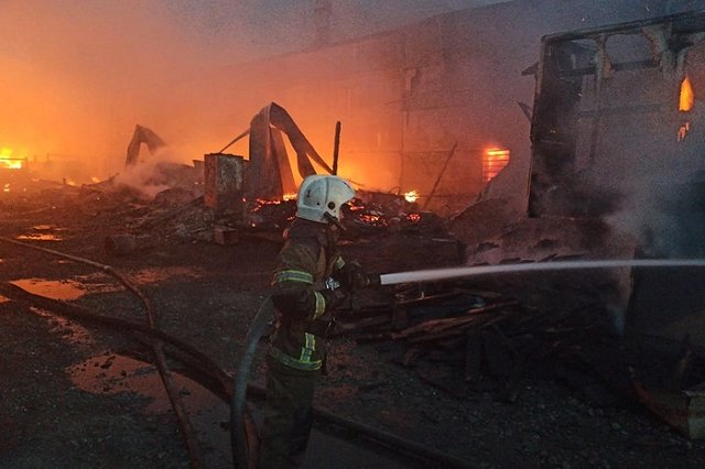 Крупный пожар площадью возгорания 2500 кв. метров по улице Учителей потушен