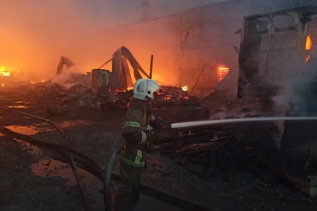 Крупный пожар площадью возгорания 2500 кв. метров по улице Учителей потушен