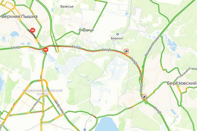 На ЕКАД образовалась огромная пробка из-за столкновения двух грузовиков
