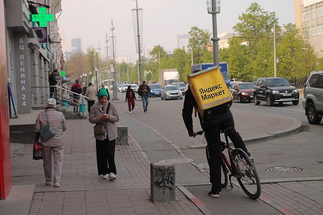 На Ленина выкопали огромную яму, перекрыв движение
