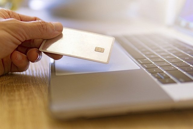 Уехавшей на лечение в Турцию екатеринбурженке заблокировали счета