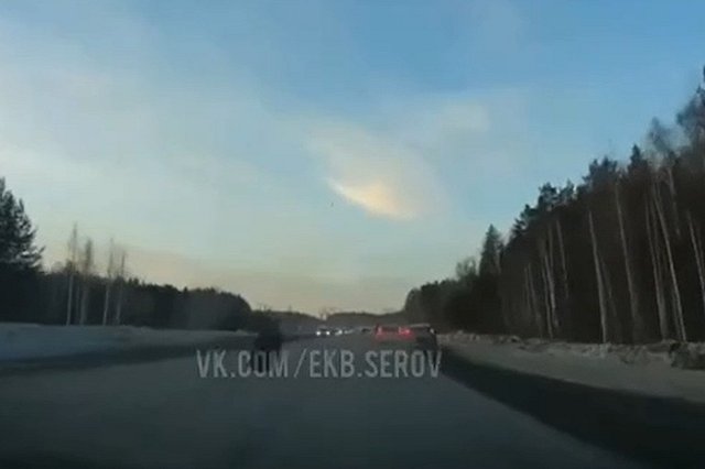 На Серовском тракте отвалилось колесо от машины и улетело в легковушку