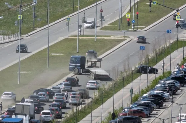 В Солнечном грузовик перекрыл дорогу, попав в аварию