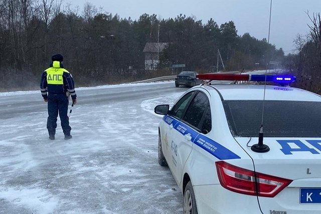 Под Екатеринбургом перекрыли участок трассы из-за аварии