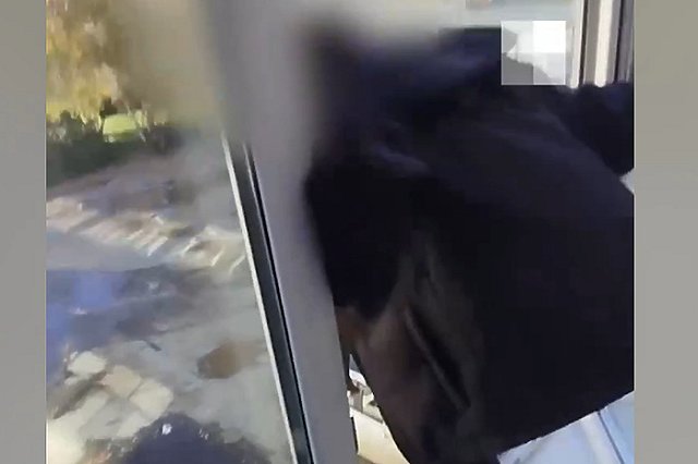 В Екатеринбурге третьеклассник выпрыгнул из окна школы