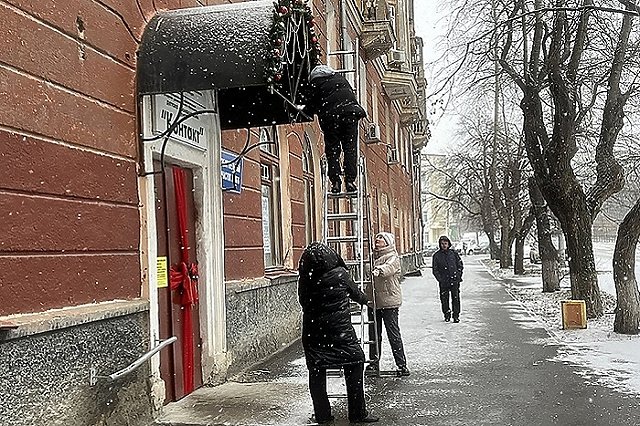 Жителям Екатеринбурга напомнили, как украсить к Новому году свой подъезд и не пожалеть об этом