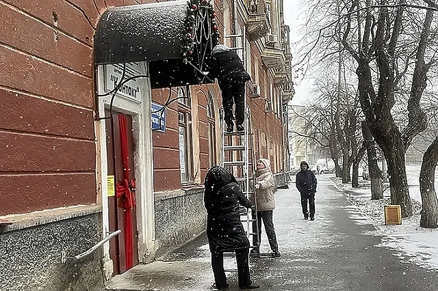 Жителям Екатеринбурга напомнили, как украсить к Новому году свой подъезд и не пожалеть об этом