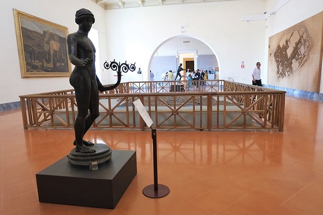 Турист при попытке сделать селфи в музее Лиссабона расколол статую XVIII века