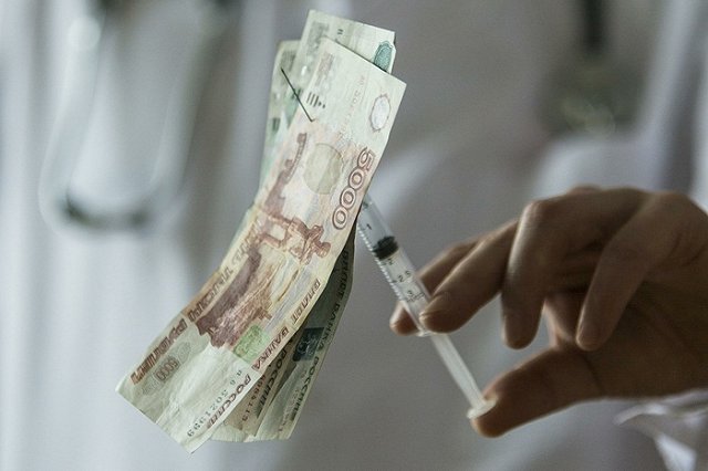 Минфин предложил вдвое урезать повышение зарплат врачам