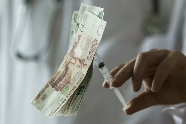 Минфин предложил вдвое урезать повышение зарплат врачам