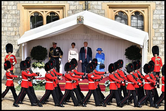 Королевский гвардеец сбил позировавшую туристку с ног