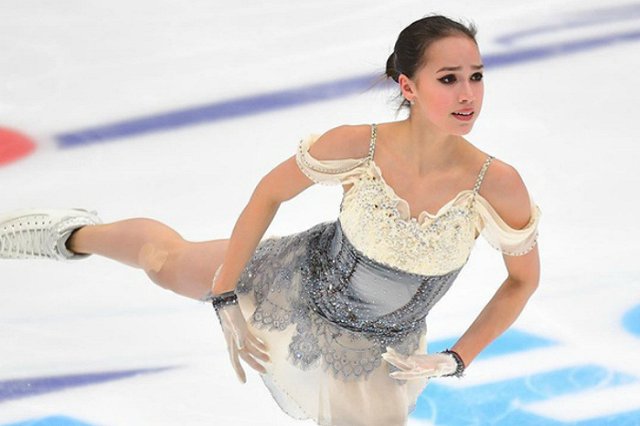 Алина Загитова с мировым рекордом выиграла короткую программу на Гран-при России