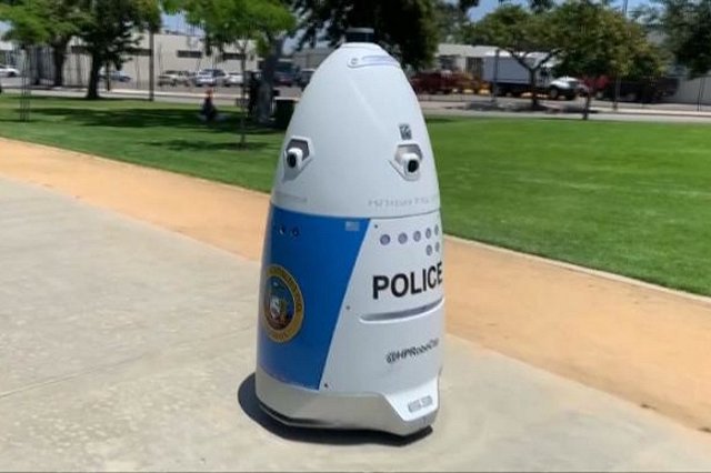 Робокоп в ответ на сигнал о преступлении нагрубил человеку и уехал в закат