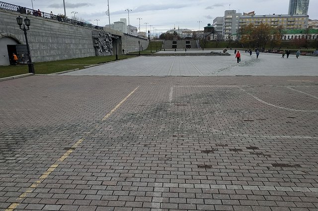 «Почти Жванецкий». Екатеринбург щедро посыпали щебнем, когда стаяла гололедица