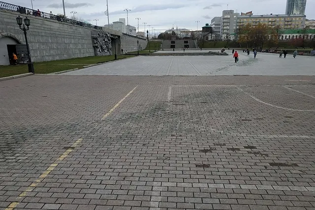 «Почти Жванецкий». Екатеринбург щедро посыпали щебнем, когда стаяла гололедица