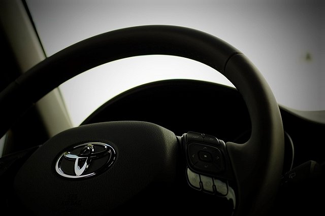 Коллектор угнал машину должника вместе с ребенком