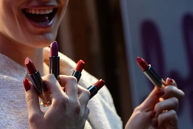 Врачи: Пробники косметики в магазинах небезопасно наносить даже на кожу рук