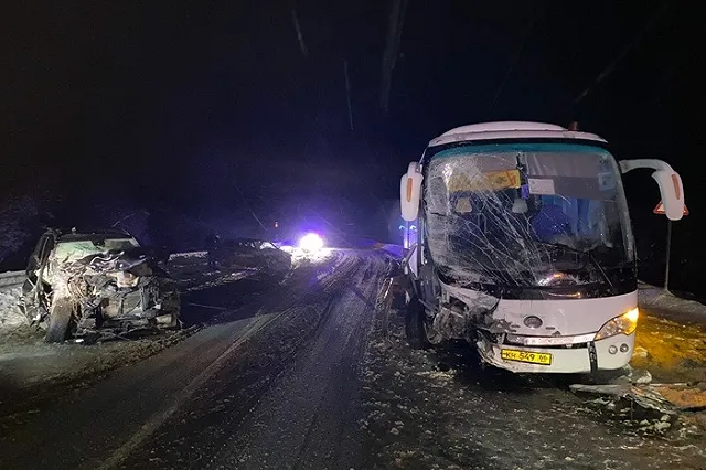 На свердловской трассе произошло жёсткое ДТП с автобусом, в котором находились дети