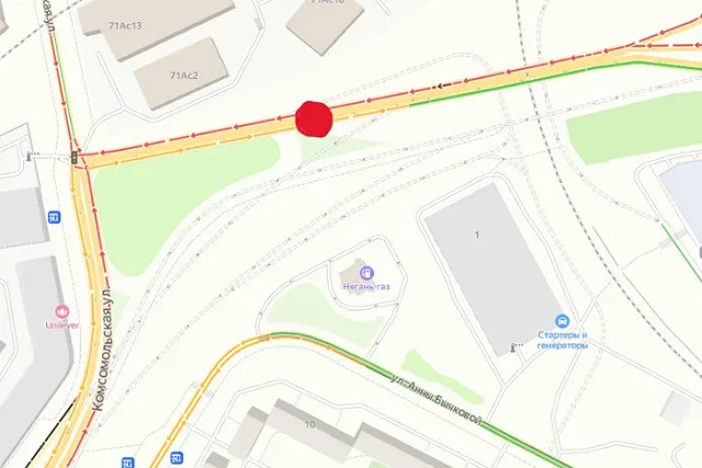 Екатеринбургские водители пожаловались на дорогу, где стали массово пробивать колеса своих авто