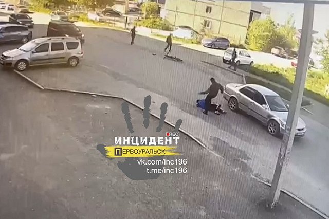 В Свердловской области велосипедист влетел в машину, напал на водителя и оставил его на дороге без сознания