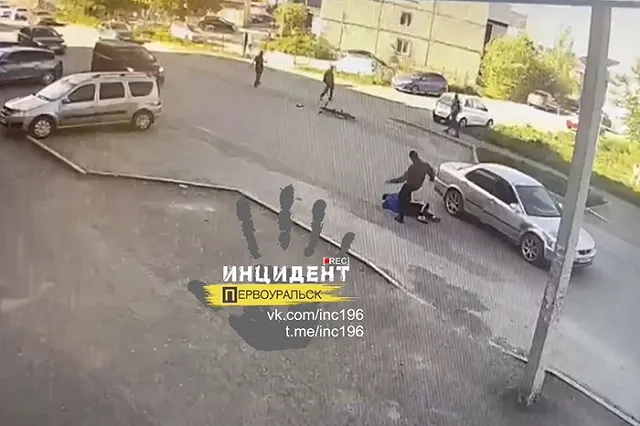 В Свердловской области велосипедист влетел в машину, напал на водителя и оставил его на дороге без сознания