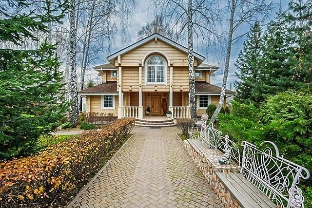 На Шарташе продают необычную усадьбу в русском стиле