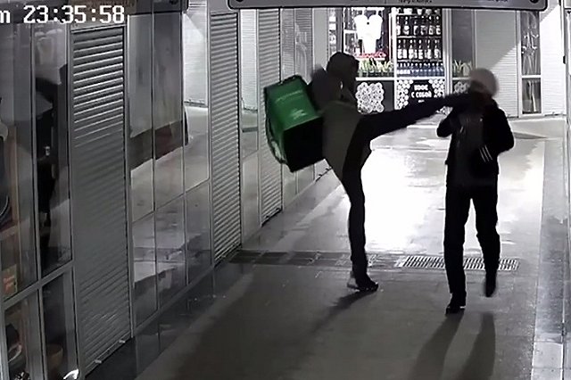 В Новосибирске курьер в безлюдном месте беспричинно ударил пожилую женщину