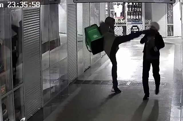 В Новосибирске курьер в безлюдном месте беспричинно ударил пожилую женщину