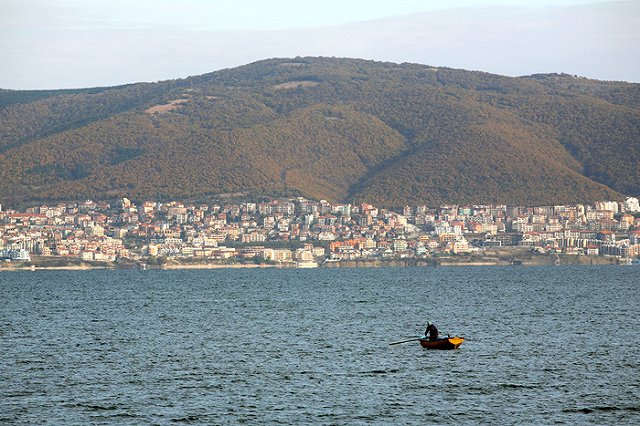 В Болгарии россиянка выпрыгнула с пятого этажа с трехлетней дочкой на руках