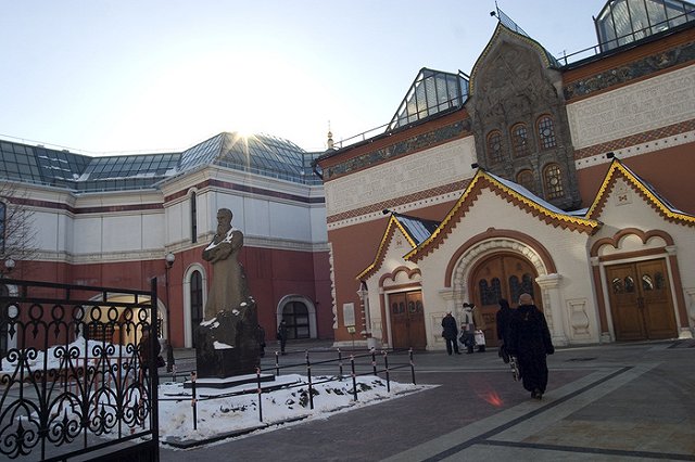 Директор Третьяковки объяснила снос двери толпой на выставке Серова