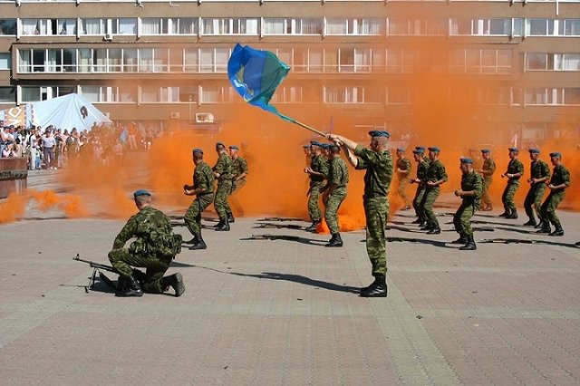 В Академическом установят скульптуры матроса и десантника