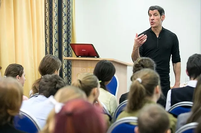 Эксперт из Англии пытался убедить екатеринбуржцев меньше сидеть за компьютером